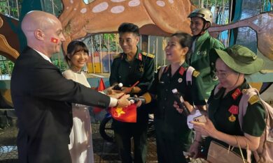 Xuyên đêm tặng cờ, hoa, nước mát cho người xem diễu binh