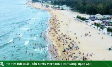 Bãi biển bị bão phá tan hoang nay đẹp không tưởng, đông nghịt du khách