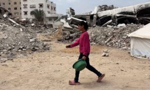 Bé gái Gaza mang gánh nặng nuôi sống gia đình