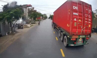 Tai nạn từ cú vẩy lái ‘dằn mặt’ của xe container