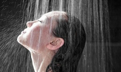 Nguy cơ đột quỵ, đột tử từ sai lầm khi tắm trong ngày nắng nóng