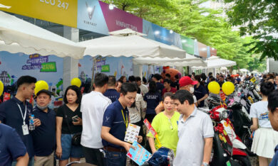 Người dân háo hức đổi xe xăng lấy xe máy điện