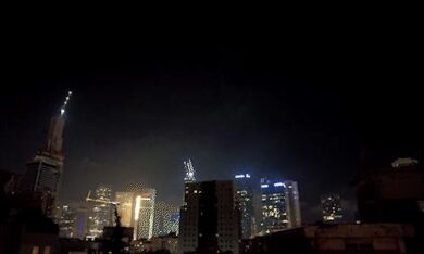 Khoảnh khắc tên lửa Iran xuyên thủng lưới phòng không Israel