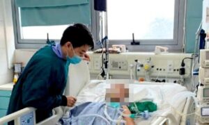 Bé trai 12 tuổi tỉnh dậy sau 2 tuần hôn mê sâu, cấp cứu tại 3 bệnh viện