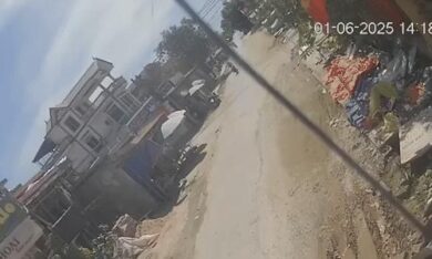 Hai xe máy phóng nhanh lao vào nhau tại ngã tư
