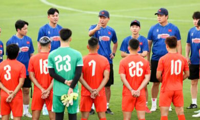 ĐT Việt Nam và HLV Kim Sang-sik bị Malaysia “chơi chiêu”