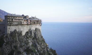 Tu viện Chính thống giáo cheo leo trên vách núi Hy Lạp