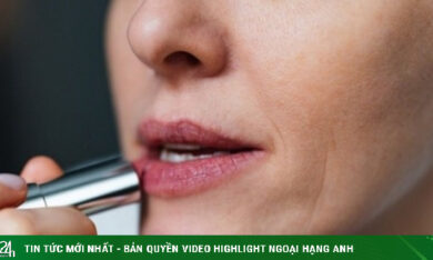 Hai kiểu thoa son dễ làm phụ nữ trung niên già hơn
