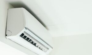Đừng bật điều hòa khi dông bão nếu không muốn ném tiền qua cửa sổ