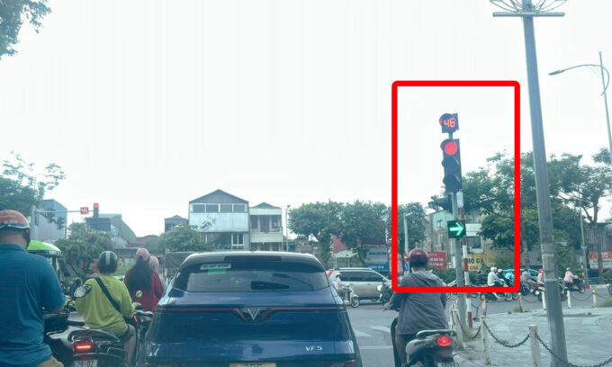 Tài xế ‘bất lực’ không thể đi vì đường quá bé