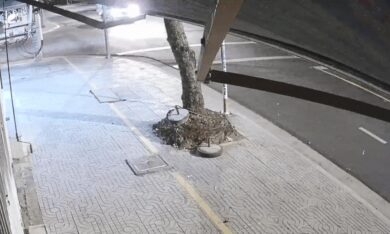Xe tải lật nghiêng sau va chạm môtô phân khối lớn