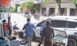 Người đàn ông ở Nghệ An xử lý nhanh như chớp cứu lái xe nghi đột quỵ giữa đường