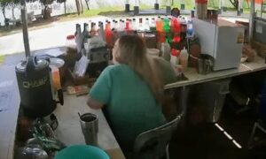 Ô tô điên đâm vào quán, người phụ nữ bán hàng thoát chết trong gang tấc