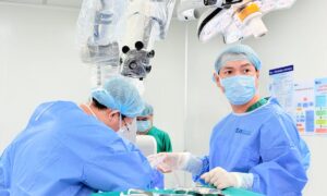 Hai khối u não chèn ép dây thần kinh người phụ nữ
