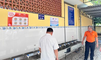 Bàn giao công trình vệ sinh và thư viện điện tử trước năm học mới