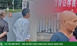 Treo băng rôn ‘cảm ơn’ bạn thân vì ngủ với chồng mình suốt 5 năm