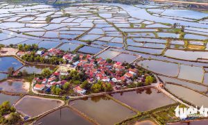 Ngôi làng độc đáo như ‘ốc đảo’ ngủ quên