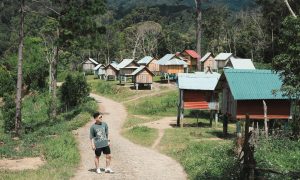 Ngôi làng bình yên ở Măng Đen bất ngờ hút khách nhờ những kho lúa