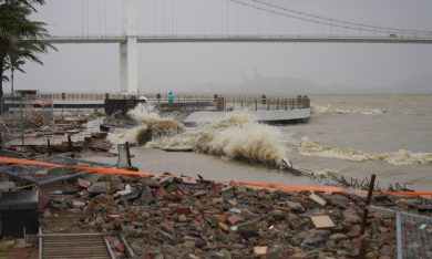 Vỉa hè ven sông Hàn bị sóng đánh tan hoang