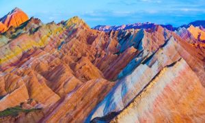 Núi cầu vồng hình thành do hai mảng kiến tạo va chạm