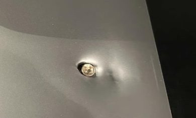 Thoát chết trong gang tấc nhờ laptop đỡ đạn