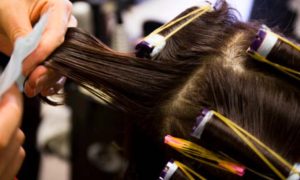 Người phụ nữ trẻ bỏng đầu khi uốn tóc