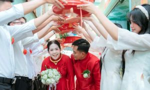 Cặp đôi nhà sát vách kết hôn sau 11 năm yêu, dựng chung rạp cưới, thuê chung MC