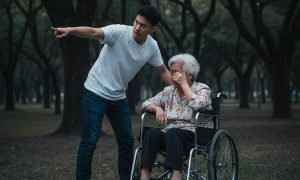 Mẹ còn sống, con có quyền đòi chia thừa kế?