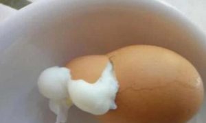 Mẹo luộc trứng không nứt, dễ dàng bóc vỏ, lòng đỏ mềm vừa tới