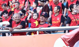 CĐV Ninh Bình phủ đỏ sân Hoa Lư trong ngày Ninh Bình FC đấu Thể Công Viettel