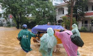 Xót lòng cảnh gia đình ở Huế đẩy quan tài vượt dòng lũ đi hỏa táng