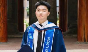 Thủ khoa từng làm bốc vác, vừa học vừa nuôi cháu