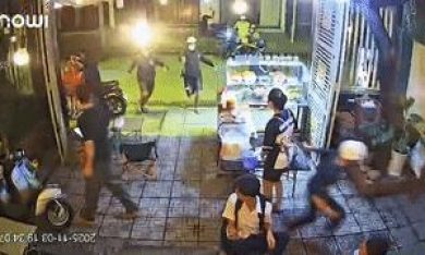 Nhóm thiếu niên cầm mã tấu đập phá quán cà phê