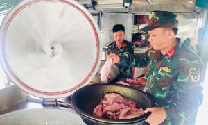 Bếp lửa không tắt giữa vùng tâm lũ, người dân Đắk Lắk nghẹn ngào nhận cơm nóng