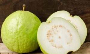 Ổi được mệnh danh ‘vua vitamin C’ nhưng 2 nhóm người cần hạn chế