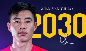 Thủ môn Quan Văn Chuẩn nhận thưởng từ Hà Nội FC