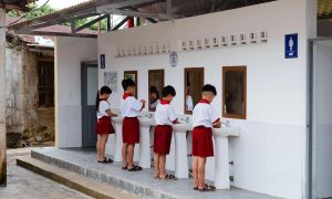 Học sinh ‘tự tin hơn’ khi có nhà vệ sinh mới