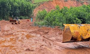 Đường Hồ Chí Minh, quốc lộ 1 tiếp tục sạt lở, ngập nước