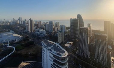 ‘Mùa hè ngược nắng’ ở Gold Coast miền Đông nước Úc