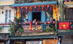 Quán Hà Nội núp ngõ nhỏ, có góc ban công khách ngồi cả ngày không chán