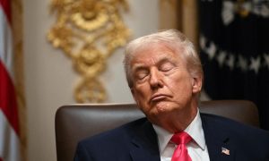 Ông Trump liên tục nhắm mắt khi họp nội các