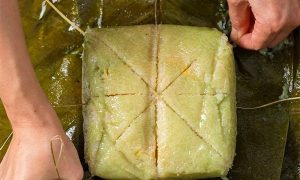 Tranh cãi cắt bánh chưng bằng lạt hay bằng dao